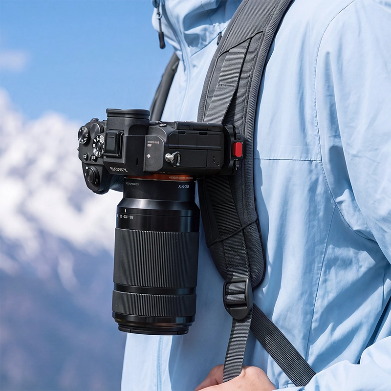 Ulanzi UKA13 Uka Backpack Strap Mount II_14_ Ulanzi ตัวหนีบสายกระเป๋าเป้ติดกล้อง UKA13 Backpack Strap Mount II ระบบปลดเร็ว UKA