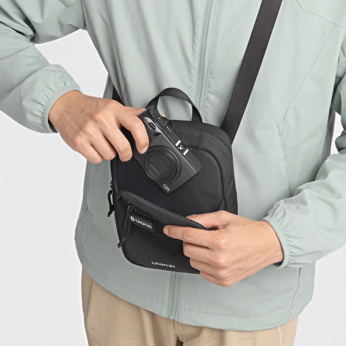 Ulanzi CB05 Magnetic Quick-Access Camera Sling Bag Crossbody Shoulder Pouch 3L (4) Ulanzi กระเป๋าสะพายข้าง CB05 Creator Crossbody Bag กระเป๋าครีเอเตอร์ ความจุ 3 ลิตร